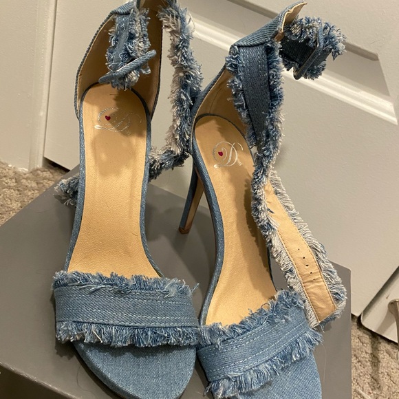 Heels - Picture 1 of 2